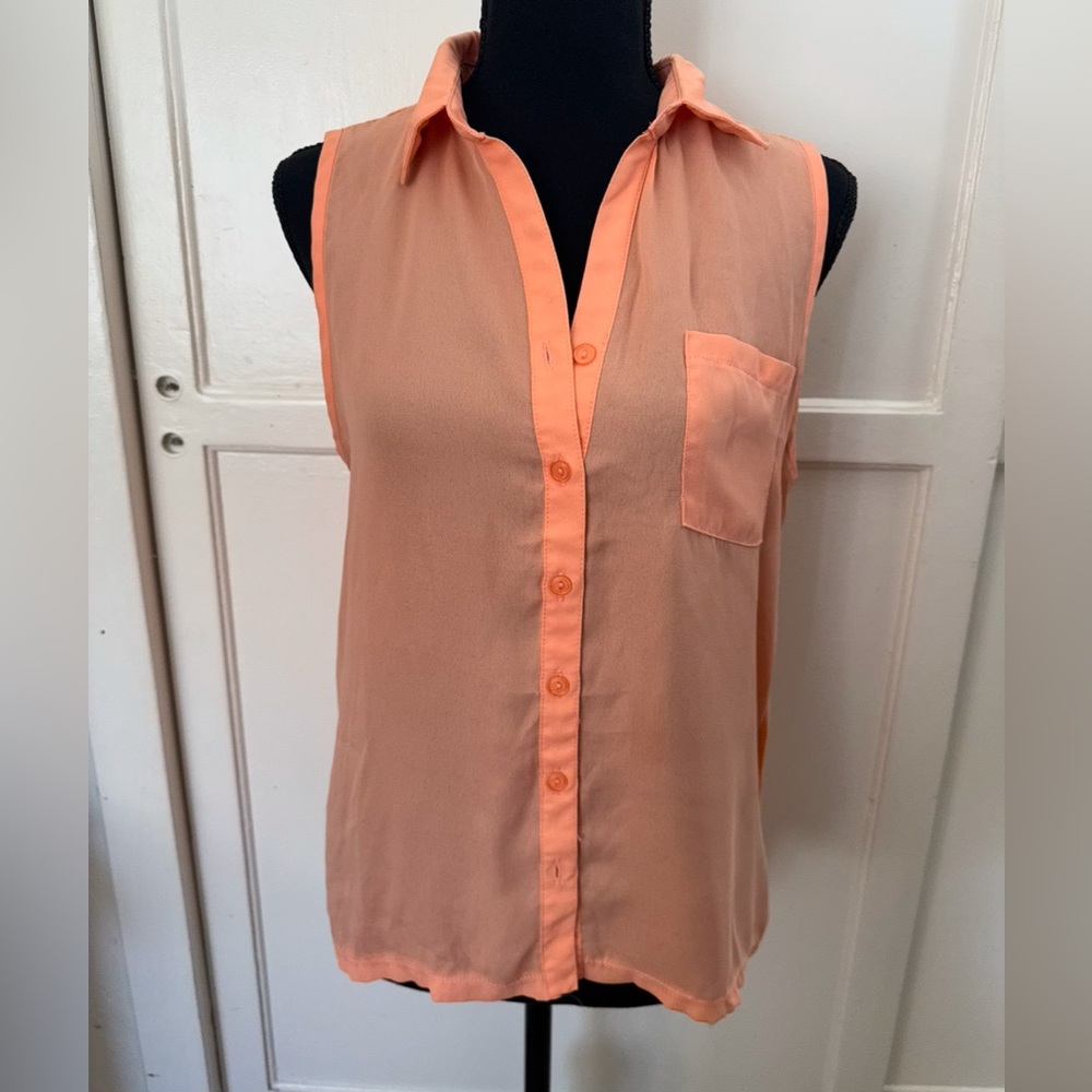 The Arte by Zenana. Peach color blouse. Size large.